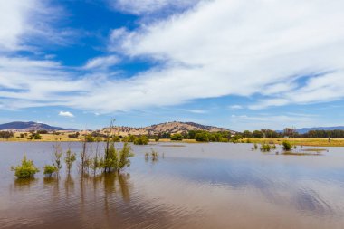 Victoria, Avustralya 'daki Kiewa yakınlarındaki Sandy Creek' te sel basmış Hume Gölü manzarası