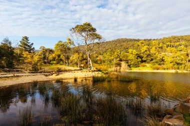 DERBY, AUSTRALIA - 22 SEPTEMBER 2022: Briseis Hole Lake Derby ve Derby kırsalındaki ünlü yüzen sauna