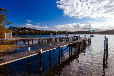Narooma, NSW, Avustralya 'da gün batımında Wagonga körfezi boyunca uzanan huzurlu bir batış.