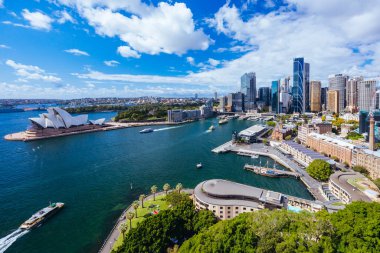 SYDNEY, AUSTRALYA - 4 Mart 2023 Sydney CBD ve çevresindeki liman, Sydney, Avustralya 'da açık bir sonbahar gününde Circular Quay ve The Rocks dahil olmak üzere