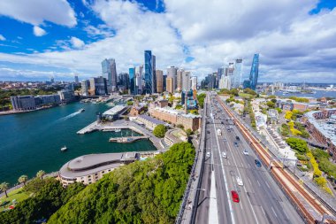 SYDNEY, AUSTRALYA - 4 Mart 2023 Sydney CBD ve çevresindeki liman, Sydney, Avustralya 'da açık bir sonbahar gününde Circular Quay ve The Rocks dahil olmak üzere