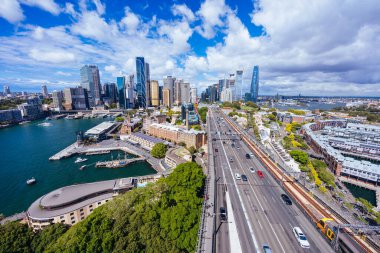 SYDNEY, AUSTRALYA - 4 Mart 2023 Sydney CBD ve çevresindeki liman, Sydney, Avustralya 'da açık bir sonbahar gününde Circular Quay ve The Rocks dahil olmak üzere