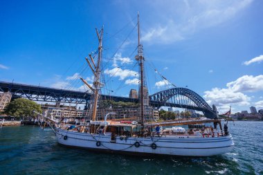 SYDNEY, AUSTRALYA - 4 Mart 2023: Sidney, Avustralya 'da sıcak bir sonbahar gününde çevresindeki limanla Kayalıklarda Campbell Koyu