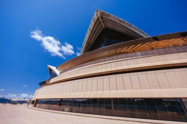 SYDNEY, AUSTRALYA - 4 Mart 2023: Sydney Opera Binası, Avustralya 'nın Yeni Güney Galler şehrinde sıcak bir sonbahar gününde mimari kapanış