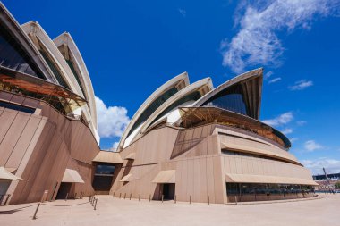 SYDNEY, AUSTRALYA - 4 Mart 2023: Sydney Opera Binası, Avustralya 'nın Yeni Güney Galler şehrinde sıcak bir sonbahar gününde mimari kapanış