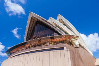 SYDNEY, AUSTRALYA - 4 Mart 2023: Sydney Opera Binası, Avustralya 'nın Yeni Güney Galler şehrinde sıcak bir sonbahar gününde mimari kapanış