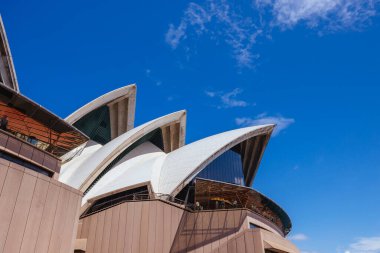 SYDNEY, AUSTRALYA - 4 Mart 2023: Sydney Opera Binası, Avustralya 'nın Yeni Güney Galler şehrinde sıcak bir sonbahar gününde mimari kapanış