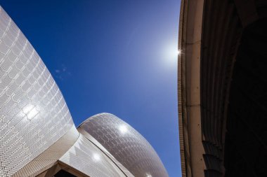 SYDNEY, AUSTRALYA - 4 Mart 2023: Sydney Opera Binası, Avustralya 'nın Yeni Güney Galler şehrinde sıcak bir sonbahar gününde mimari kapanış