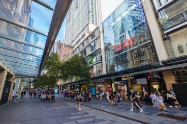 SYDNEY, AUSTRALYA - 5 Mart 2023 'te Pitt St Mall' da Pazar günü öğleden sonra yoğun yaya trafiği.