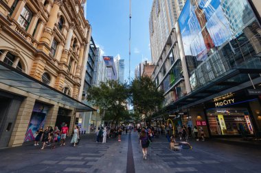 SYDNEY, AUSTRALYA - 5 Mart 2023 'te Pitt St Mall' da Pazar günü öğleden sonra yoğun yaya trafiği.