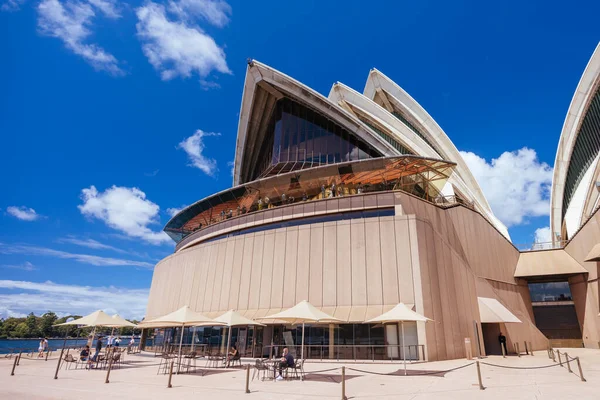 澳大利亚悉尼 2023年3月4日 澳大利亚新南威尔士州悉尼市一个炎热的秋日 悉尼歌剧院的建筑特写 — 图库照片