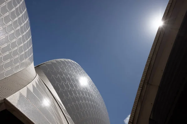 澳大利亚悉尼 2023年3月4日 澳大利亚新南威尔士州悉尼市一个炎热的秋日 悉尼歌剧院的建筑特写 — 图库照片
