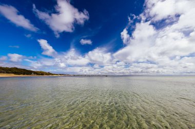 Melbourne, Victoria, Avustralya 'daki Mornington Yarımadası' nda güneşli bir sonbahar gününde Tyrone Sahil Koruma Alanı 'ndaki Port Phillip Körfezi' nden görüntüler