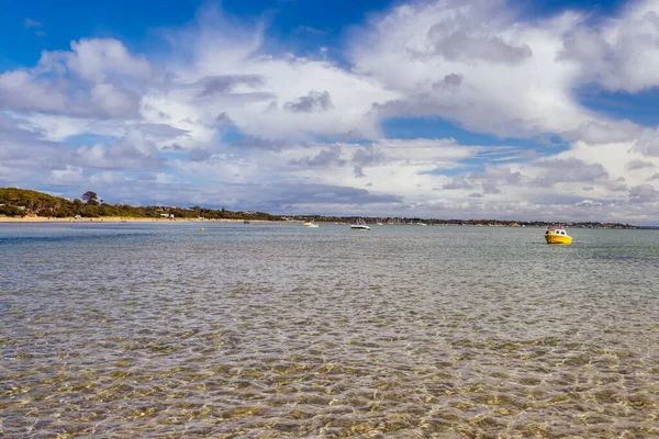 在澳大利亚维多利亚州墨尔本莫宁顿半岛一个阳光明媚的温暖秋日 泰隆海岸保护区菲利普港的景色 — 图库照片