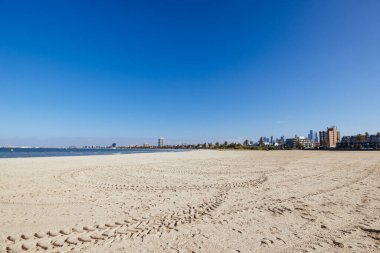 Avustralya 'da güneşli bir sabahta St. Kilda Batı Sahili