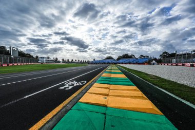 MELBOURNE, AUSTRALYA - 29 Mart 2023 Avustralya Formula 1 Grand Prix pistinde yarış öncesi atmosferi