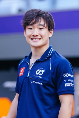 MELBOURNE, AUSTRALYA - 29 Mart 2023 Avustralya Formula 1 Grand Prix öncesinde poz veren Japon Yuki Tsunoda