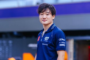 MELBOURNE, AUSTRALYA - 29 Mart 2023 Avustralya Formula 1 Grand Prix öncesinde poz veren Japon Yuki Tsunoda