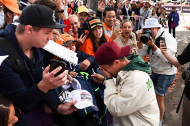 MELBOURNE, AUSTRALYA - 30 Mart: Büyük Britanya 'dan Lando Norris 30 Mart 2023' te Avustralya Formula 1 Grand Prix 'inde hayranlarıyla buluştu