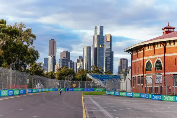 MELBOURNE, AUSTRALYA - 29 Mart 2023 Avustralya Formula 1 Grand Prix pistinde yarış öncesi atmosferi