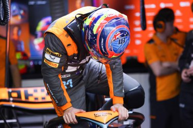 MELBOURNE, AUSTRALIA - 31 Mart: Avustralyalı Oscar Piastri Avustralya 'nın Melbourne kentindeki Albert Park' ta düzenlenen 2023 Avustralya Grand Prix 'sinde McLaren MCL36' ya bindi.