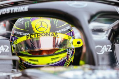 MELBOURNE, AUSTRALIA - 31 Mart 31: Lewis Hamilton Avustralya 'nın Melbourne kentindeki Albert Park' ta 2023 Avustralya Grand Prix 'sinde Mercedes AMG Petronas F1 Team W13' ü sürdü.
