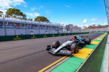 MELBOURNE, AUSTRALIA - 31 Mart 2023 'te Avustralya Formula 1 Grand Prix' inde antrenman sırasında Japon Yuki Tsunoda Scuderia AlphaTauri AT04 'ü sürüyor.