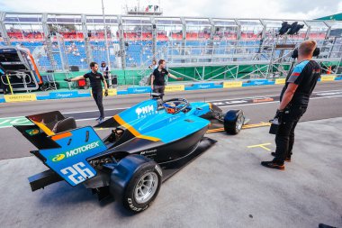 MELBOURNE, AUSTRALYA - 31 Mart 2023 Avustralya Formula 1 Grand Prix 'inde Jenzer Motorsport' tan F3 yarışçısı Nikita Bedrin