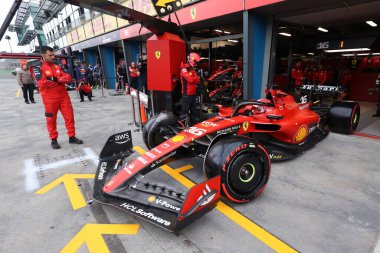 MELBOURNE, AUSTRALIA - 31 Mart 2023 'te Avustralya Formula 1 Grand Prix' inde Ferrari SF-23 'ü kullanan Monako' lu Charles Leclerc