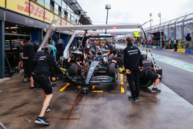 MELBOURNE, AUSTRALIA - 31 Mart 31: George Russell, Avustralya 'nın Melbourne kentindeki Albert Park' ta 2023 Avustralya Grand Prix 'sinde Mercedes AMG Petronas F1 Team W13' ü sürdü.