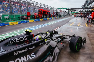 MELBOURNE, AUSTRALIA - 31 Mart 31: Lewis Hamilton Avustralya 'nın Melbourne kentindeki Albert Park' ta 2023 Avustralya Grand Prix 'sinde Mercedes AMG Petronas F1 Team W13' ü sürdü.