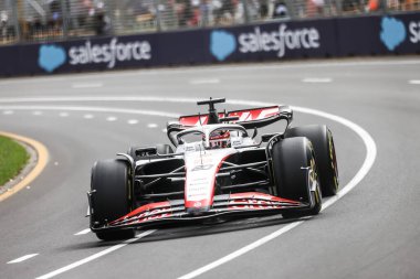 MELBOURNE, AUSTRALIA - APRIL 01: Danimarkalı Kevin Magnussen, Avustralya 'nın Melbourne kentindeki Albert Park' taki 2023 Avustralya Grand Prix 'inde ücretsiz antrenman sırasında Haas F1 VF-23 Ferrari kullanıyor.