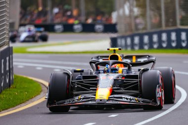 MELBOURNE, AUSTRALIA - APRIL 01: Meksika 'dan Sergio Perez, Avustralya' nın Melbourne kentindeki Albert Park 'ta düzenlenen 2023 Avustralya Grand Prix' inde Oracle Red Bull Racing RB19 'u sürüyor.
