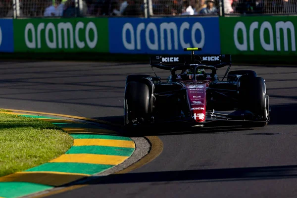 澳大利亚墨尔本 四月二日 2023年4月2日 在澳大利亚墨尔本阿尔伯特公园举行的2023年澳大利亚大奖赛中 中国的周观宇在赛日驾驶阿尔法罗密欧F1 C43法拉利 — 图库照片