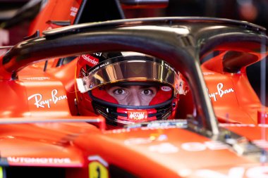 İspanya 'dan Carlos Sainz, 2023 Avustralya Grand Prix' si sırasında 2 Nisan 2023 tarihinde Avustralya 'nın Melbourne kentinde Albert Park' ta Ferrari SF-23 'ü sürüyor..