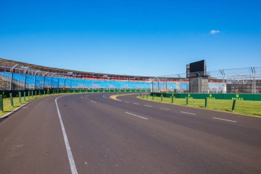 MELBOURNE, AUSTRALYA - 17 Mart 2022: 30 Mart - 2 Nisan 2023 tarihleri arasında düzenlenecek 2023 Formula 1 Avustralya Grand Prix 'si için pist yapımı ve hazırlıkları.