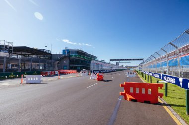 MELBOURNE, AUSTRALYA - 17 Mart 2022: 30 Mart - 2 Nisan 2023 tarihleri arasında düzenlenecek 2023 Formula 1 Avustralya Grand Prix 'si için pist yapımı ve hazırlıkları.