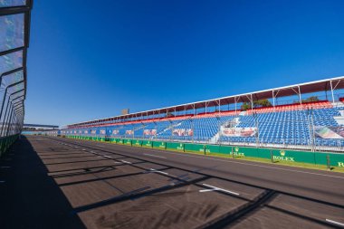 MELBOURNE, AUSTRALYA - 17 Mart 2022: 30 Mart - 2 Nisan 2023 tarihleri arasında düzenlenecek 2023 Formula 1 Avustralya Grand Prix 'si için pist yapımı ve hazırlıkları.