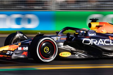 Hollanda 'dan Max Verstappen, Avustralya' nın Melbourne şehrinde 2 Nisan 2023 tarihinde gerçekleştirilen 2023 Avustralya Grand Prix 'sinde Oracle Red Bull Racing RB19' u sürüyor..