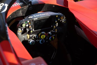 MELBOURNE, AUSTRALIA - 2 Nisan 2023 tarihinde Avustralya 'nın Melbourne şehrinde gerçekleştirilen 2023 Avustralya Grand Prix' sinde yarışan Charles Leclerc 'in Ferrari SF-23' ü.