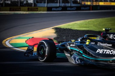 MELBOURNE, AUSTRALIA - 2 Nisan 2023 tarihinde Avustralya 'nın Melbourne şehrinde gerçekleştirilen yarış günü Mercedes AMG Petronas F1 Team W13' ü sürüyor..