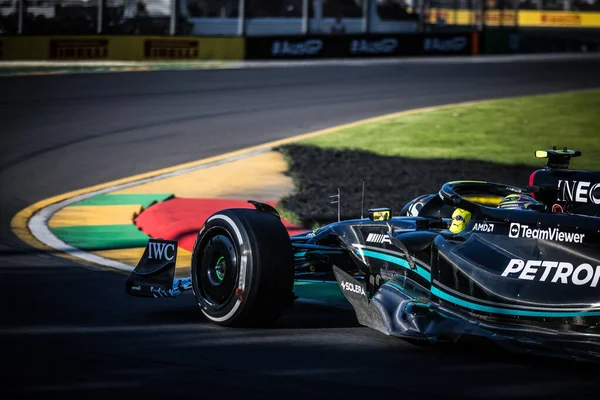 在2023年4月2日于澳大利亚墨尔本举行的澳大利亚大奖赛中 英国的刘易斯 汉密尔顿在赛日驾驶奔驰Amg Petronas F1车队W13参赛 — 图库照片