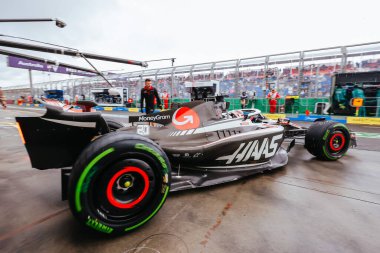 MELBOURNE, AUSTRALIA - 31 Mart: Danimarkalı Kevin Magnussen, Avustralya 'nın Melbourne kentindeki Albert Park' taki 2023 Avustralya Grand Prix 'sinde Haas F1 VF-23 Ferrari' sini kullanıyor.