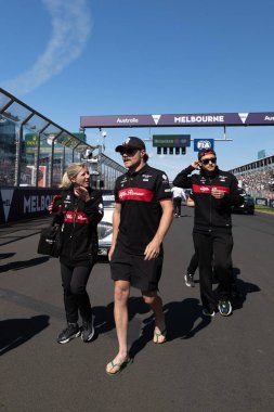 MELBOURNE, AUSTRALIA - 2 Nisan 2023 Avustralya Formula 1 Grand Prix 'inde ana yarışın başlamasından önce Finlandiya' da Valtteri Bottas