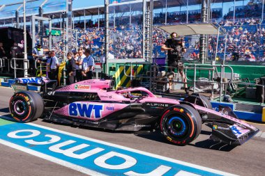 MELBOURNE, AUSTRALIA - 2 Nisan 2023 tarihinde Avustralya 'nın Melbourne şehrinde gerçekleştirilen 2023 Avustralya Grand Prix' si sırasında Fransa 'nın Esteban Ocon Alpine A523 Renault' yu sürüyor..