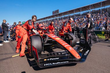 MELBOURNE, AUSTRALIA - 2 Nisan 2023 tarihinde Avustralya 'nın Melbourne kentinde düzenlenen 2023 Avustralya Grand Prix' sinde yarışa başlamadan önce Monako 'lu Charles Leclerc.