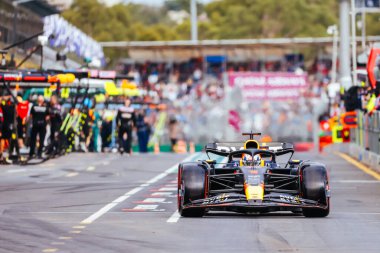 Hollanda 'dan Max Verstappen, Avustralya' nın Melbourne kentinde düzenlenen 2023 Avustralya Grand Prix 'sinde Oracle Red Bull Racing RB19' u sürüyor.