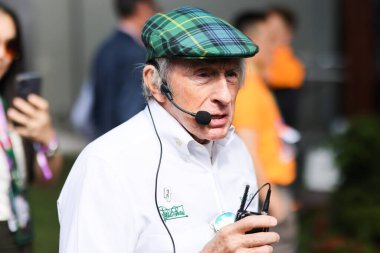 Sir Jackie Stewart, Avustralya 'nın Melbourne kentinde 2 Nisan 2023 tarihinde Avustralya' nın Albert Park şehrinde düzenlenen 2023 Avustralya Grand Prix 'si sırasında yarışa başlamadan önce pistte..