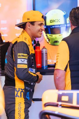 MELBOURNE, AUSTRALIA - 2 Nisan 2023 tarihinde Avustralya 'nın Melbourne şehrinde düzenlenen 2023 Avustralya Grand Prix' si boyunca yarışın başlamasından önce McLaren Formula 1 takımından Lando Norris.