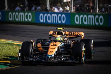 MELBOURNE, AUSTRALIA - 2 Nisan 2023 tarihinde Avustralya 'nın Melbourne şehrinde gerçekleştirilen 2023 Avustralya Grand Prix' sinde Büyük Britanya 'dan Lando Norris yarış günü McLaren MCL36' yı sürüyor..